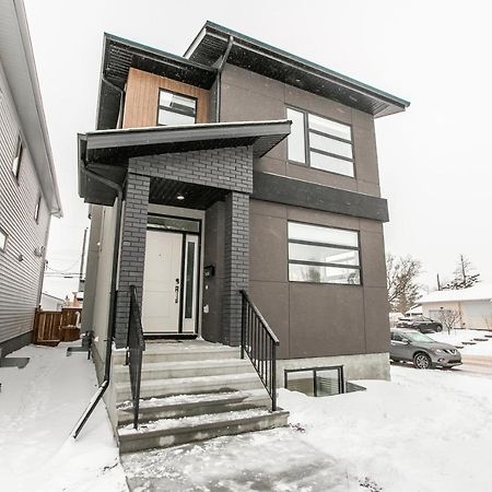 Bright Modern Home - King Bed - Free Parking - Fireplace - Fast Wi-Fi - Free Netflix Edmonton Luaran gambar