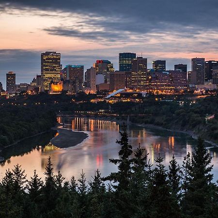 Bright Modern Home - King Bed - Free Parking - Fireplace - Fast Wi-Fi - Free Netflix Edmonton Luaran gambar