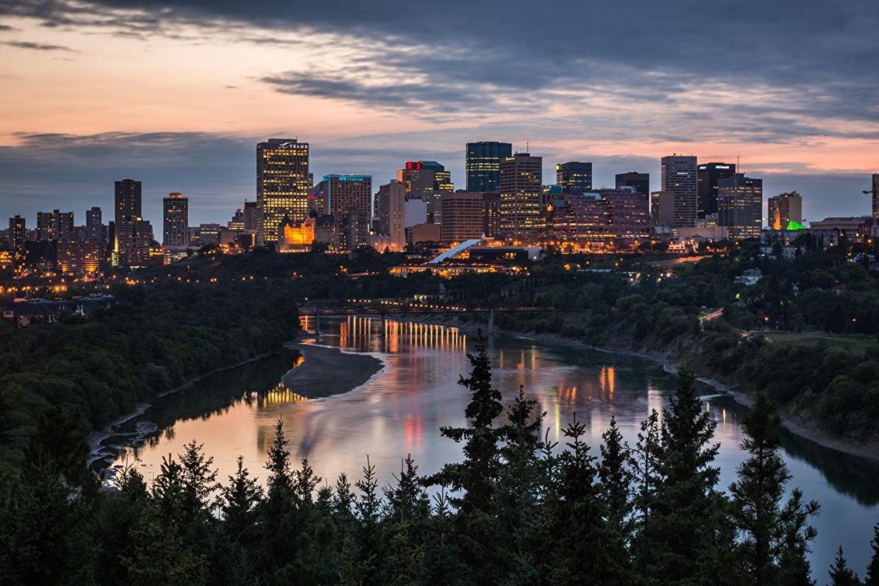 Bright Modern Home - King Bed - Free Parking - Fireplace - Fast Wi-Fi - Free Netflix Edmonton Luaran gambar