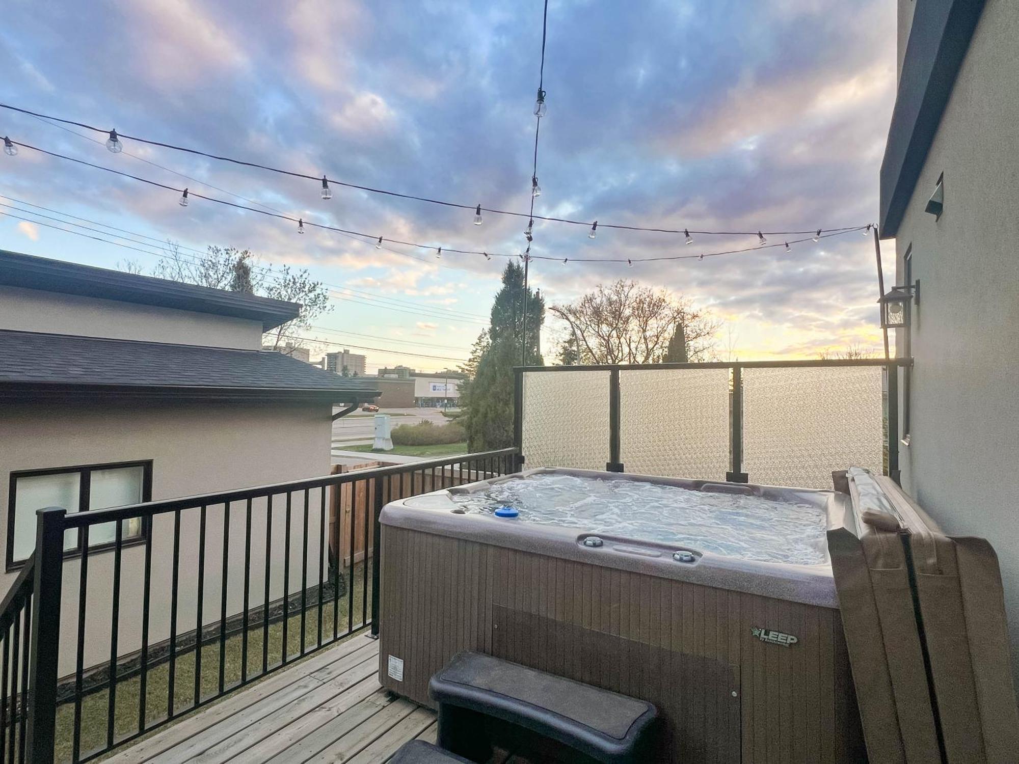 Bright Modern Home - King Bed - Free Parking - Fireplace - Fast Wi-Fi - Free Netflix Edmonton Luaran gambar