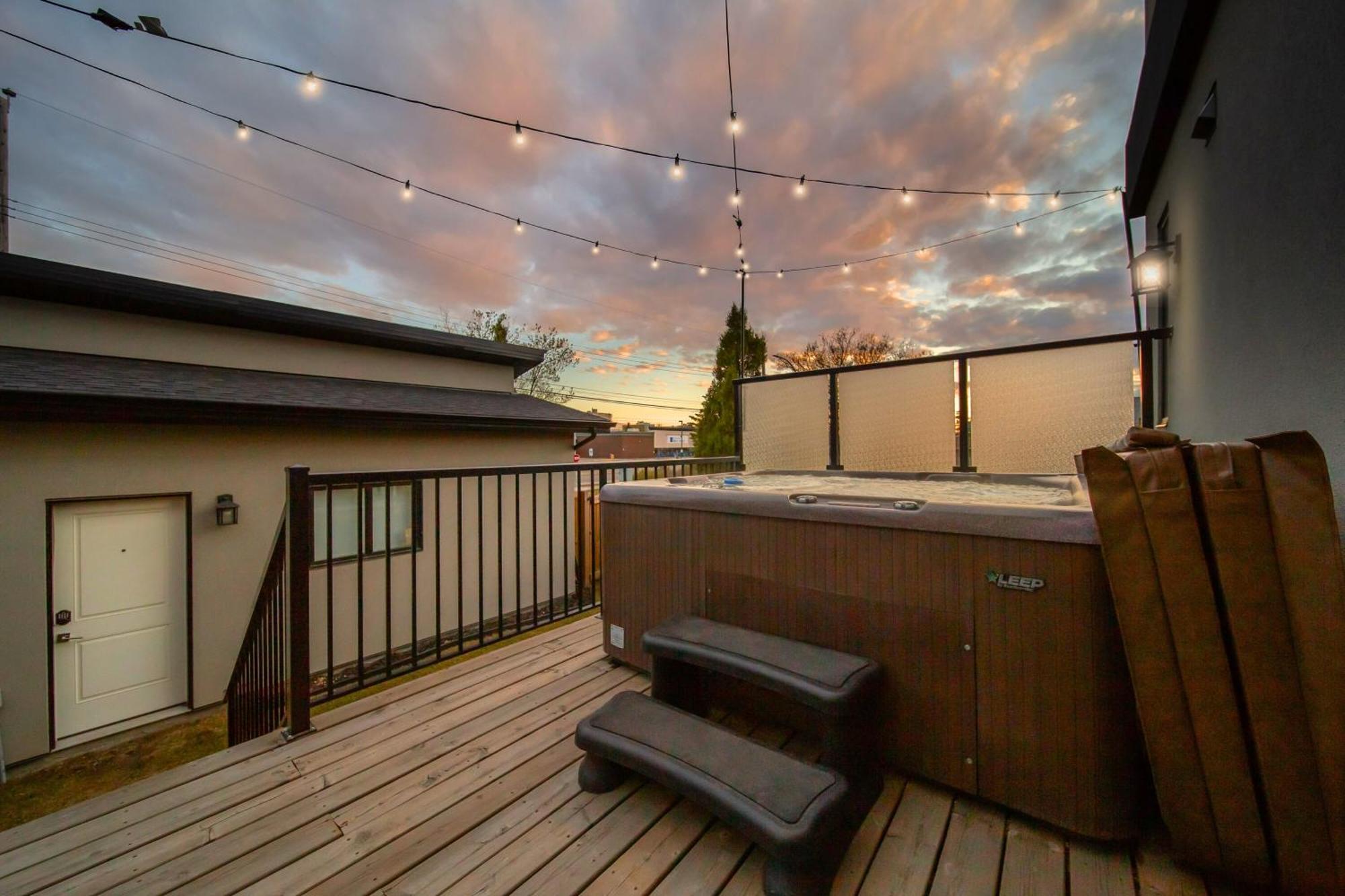 Bright Modern Home - King Bed - Free Parking - Fireplace - Fast Wi-Fi - Free Netflix Edmonton Luaran gambar